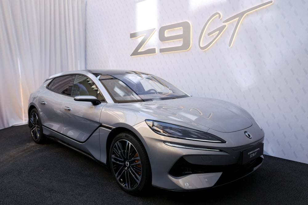 La Z9GT est exposée lors d’un événement organisé par le constructeur chinois de véhicules électriques BYD à Milan, en Italie, le 7 avril 2025, pour le lancement de sa marque haut de gamme Denza en Europe.