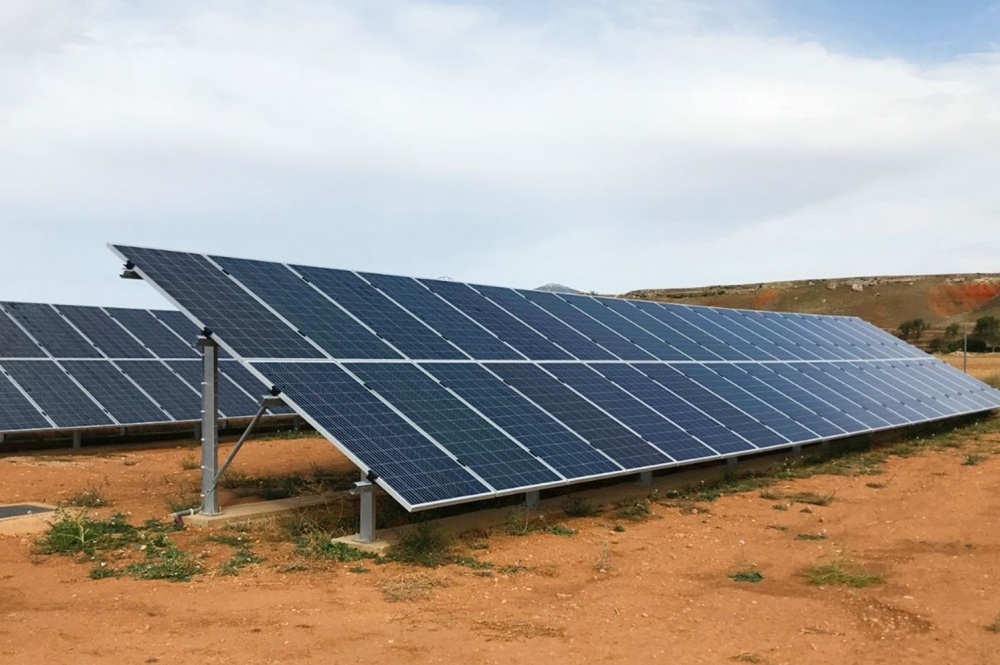Un champ de panneaux solaires, symbole de la transition énergétique.