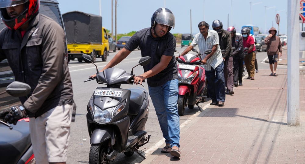 Dans une station-service de Colombo, au Sri Lanka, le 16 mars.