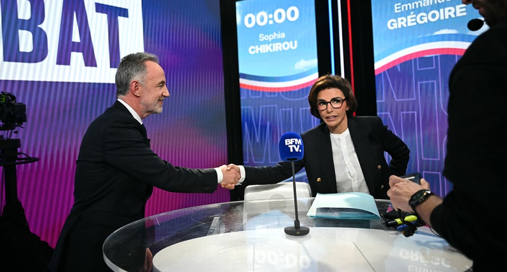 La candidate des Républicains à la mairie de Paris Rachida Dati et le député socialiste Emmanuel Grégoire se serrent la main à l'occasion d'un débat télévisé organisé par BFMTV à Paris le 18 mars 2026.