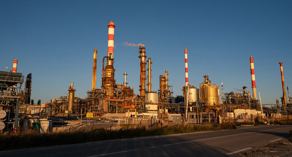 La raffinerie de pétrole de Lavera, à Martigues, dans le sud de la France, le 17 mars 2026.
