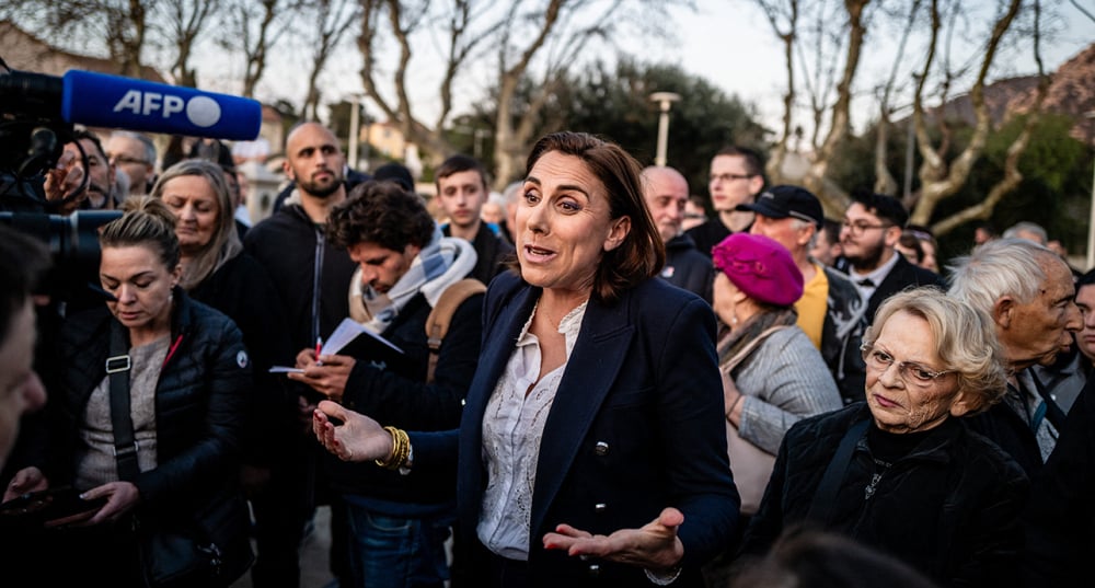 Laure Lavalette entourée de journalistes après un meeting de campagne, le 19 mars 2026, à Toulon.