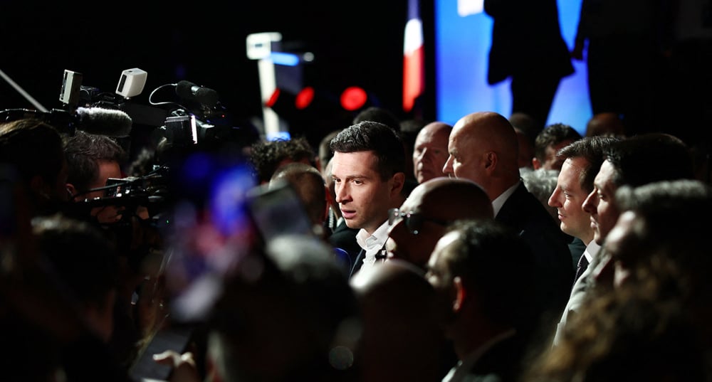 Le président du Rassemblement national RN, Jordan Bardella, entouré de journalistes et de partisans lors d'un rassemblement du parti suite aux résultats du premier tour des élections municipales 2026, à Châlons-en-Champagne, le 18 mars 2026.