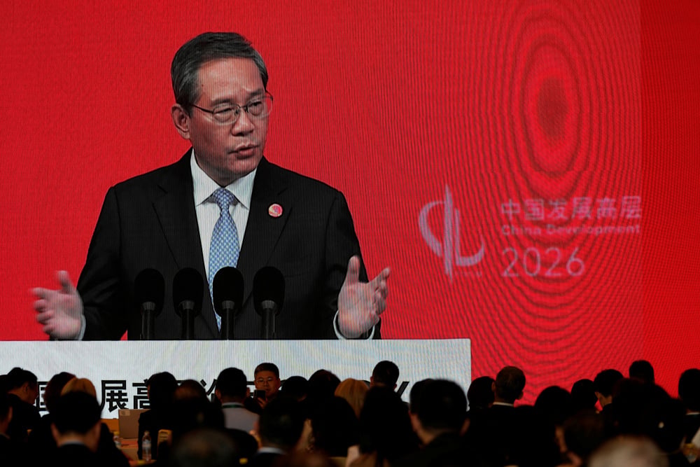 Le Premier ministre chinois Li Qiang retransmet en direct sur grand écran son discours d'ouverture du Forum chinois sur le développement 2026, qui se tient à la résidence d'État de Diaoyutai à Pékin.