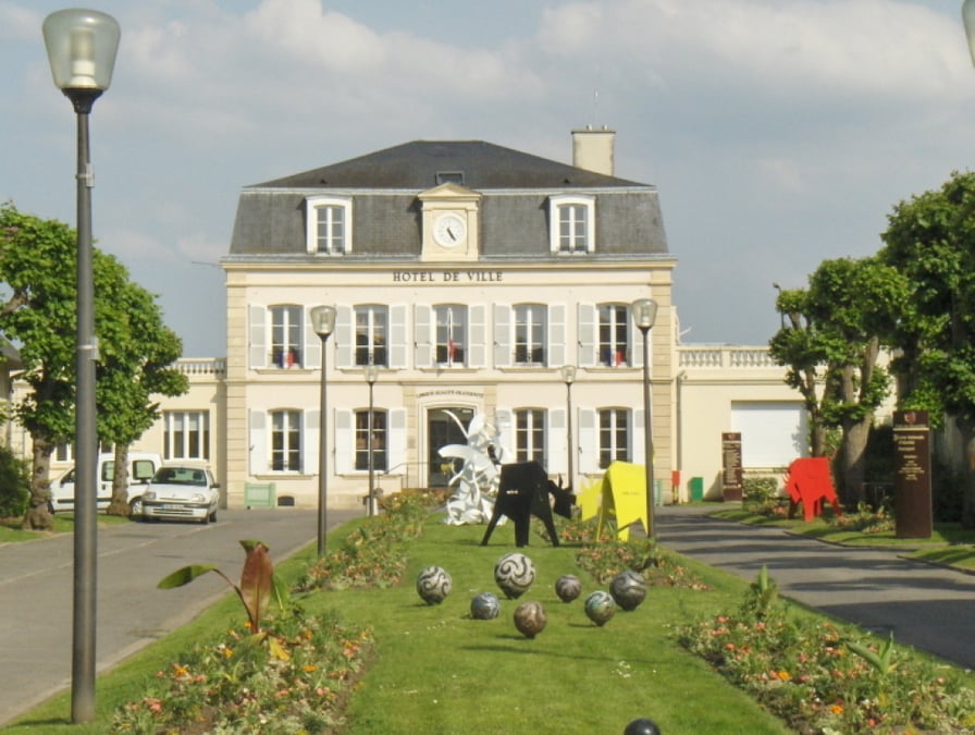 La mairie de Chantilly, dans l'Oise. Travaux, bureaux, terrains... Saviez-vous que votre commune est votre interlocuteur numéro 1 pour l'immobilier d'entreprise ? Contrairement aux idées reçues, les maires gardent des leviers puissants pour booster...