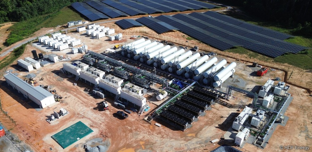 La centrale hydrogène adossée à un parc photovoltaïque doit être mise en service par HDF Energy en Guyane dans le courant de l'année 2026.