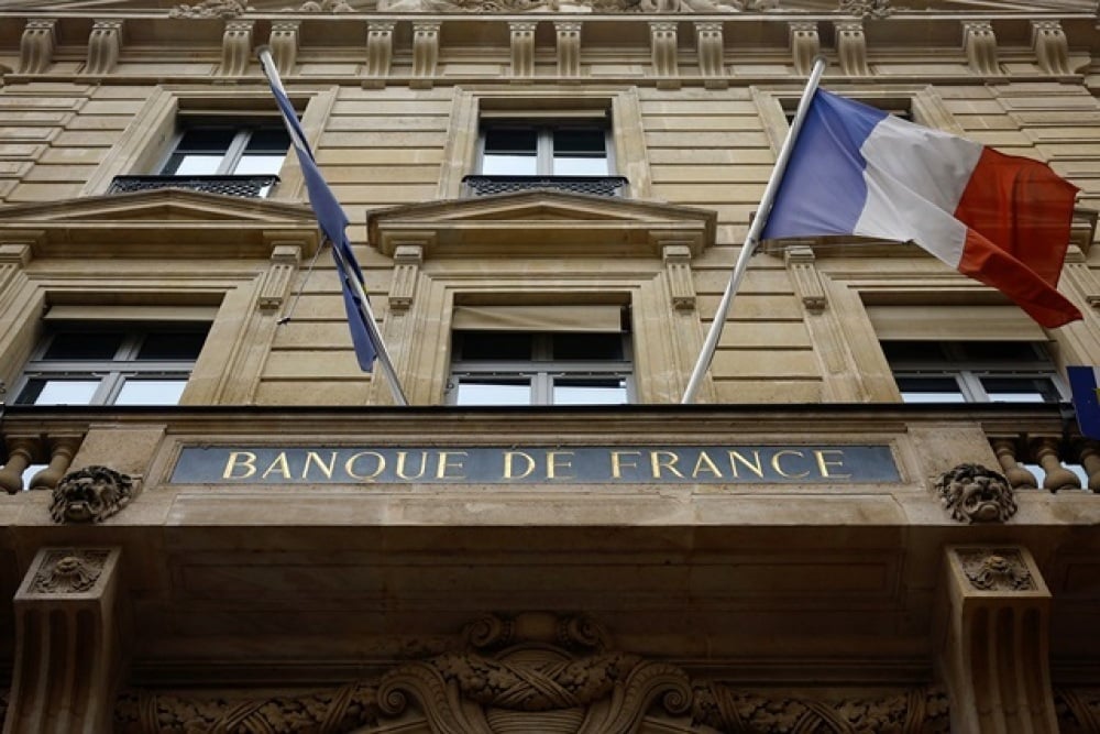 La Banque de France a revu sa prévision de croissance de seulement 0,1 point dans son scénario de base à 0,9% contre 1% auparavant.