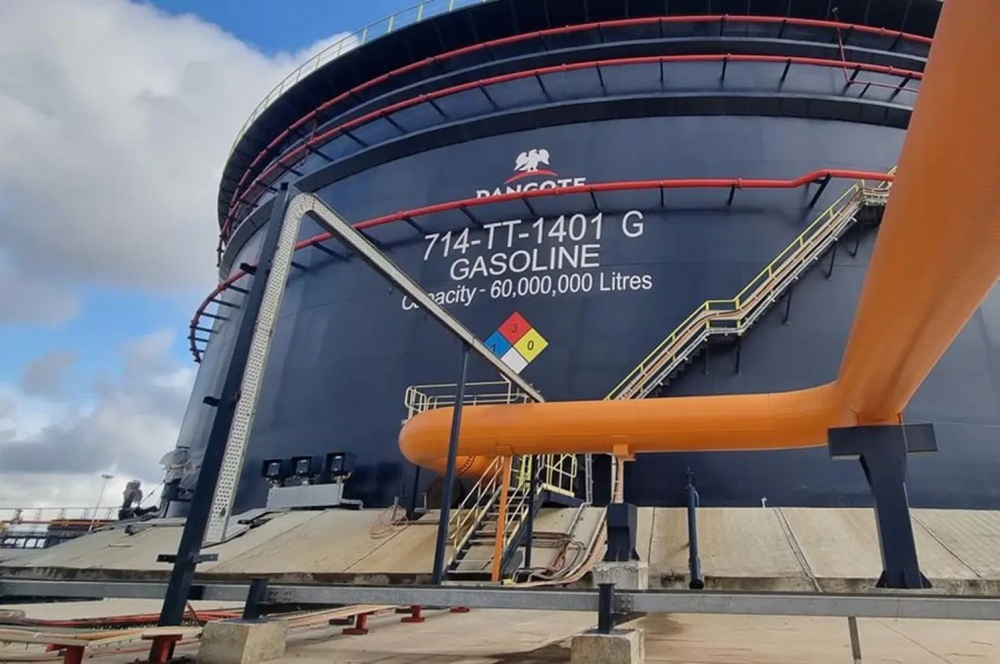 Réservoir de stockage de carburant de la raffinerie Dangote.