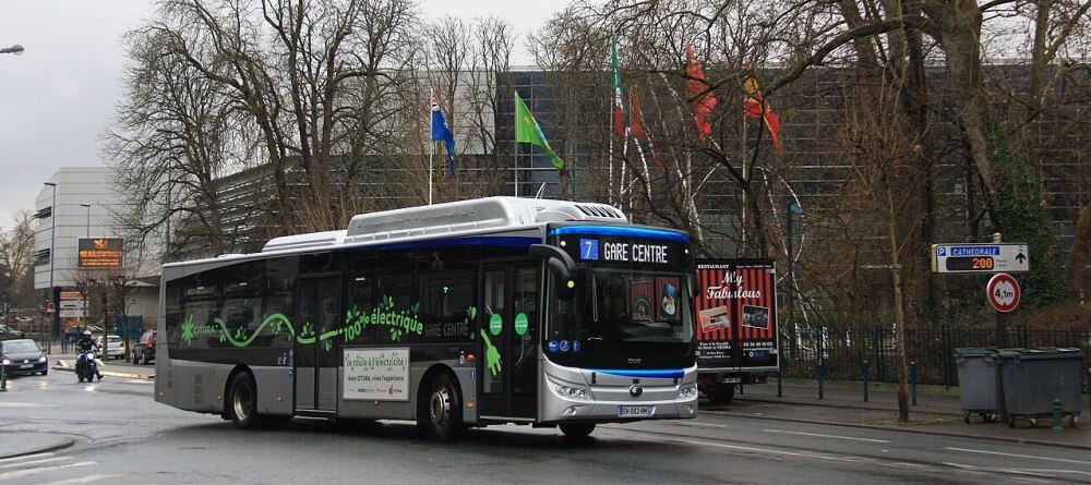 Autobus standard électrique DCG-Yutong E12LF à l’essai sur le réseau CITURA de Reims, près du Centre des Congrès
