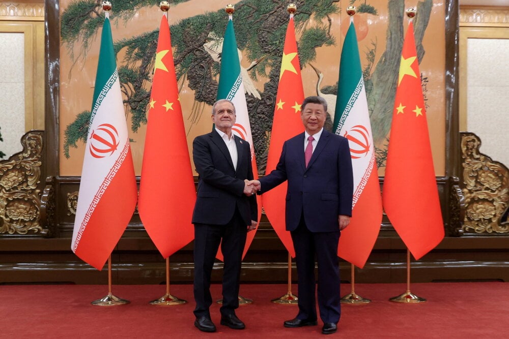 Le président iranien Massoud Pezeshkian et le président chinois Xi Jinping se serrent la main lors d'une rencontre à Pékin, en Chine, le 2 septembre 2025.