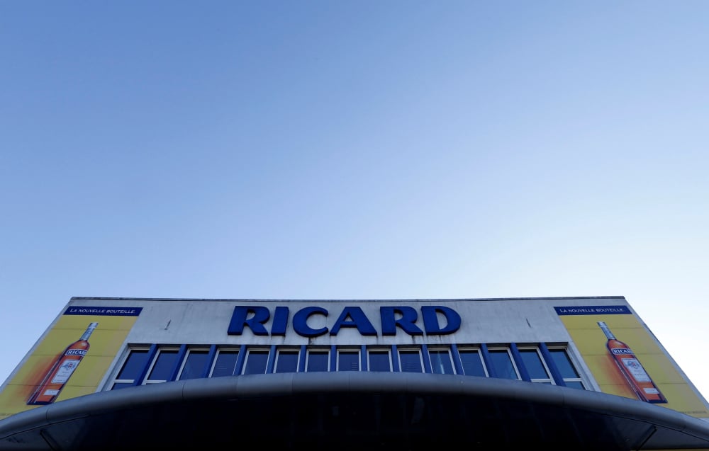 Pernod Ricard a lancé un plan de restructuration visant à réaliser un milliard d'euros d'économies entre 2026 et 2029.