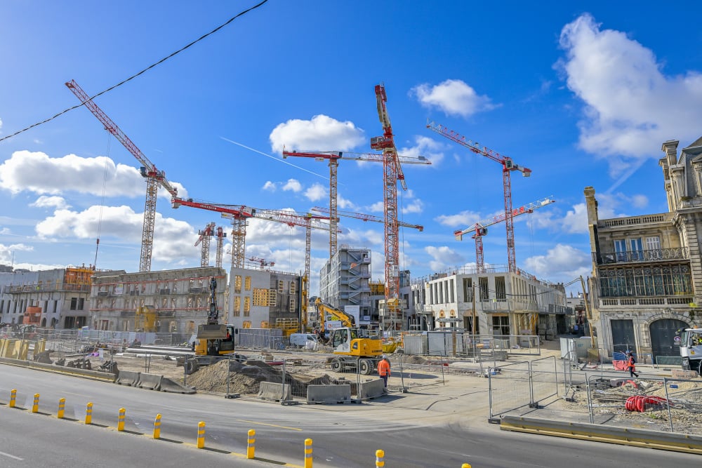 Onze grues opèrent déjà au-dessus du futur quartier Canopia à Bordeaux. Elles seront bientôt quinze pour boucler ce chantier hors norme d’ici fin 2027.