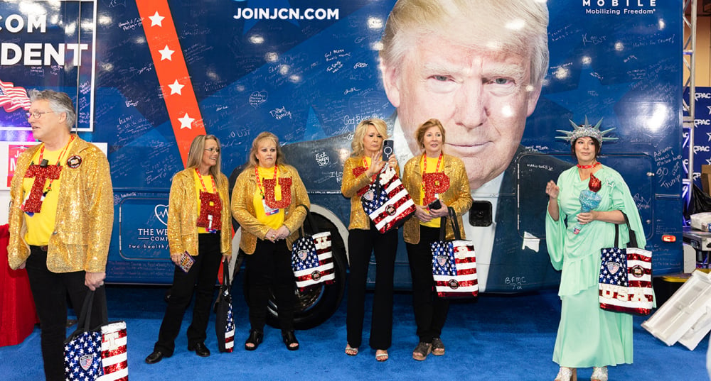 Des participants portent des t-shirts « TRUMP » lors de la Conférence d'action politique conservatrice à Grapevine, au Texas, le 25 mars 2026.