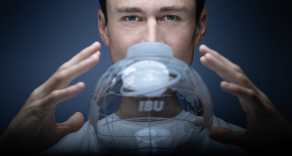 Le biathlète français Éric Perrot pose avec ses trois médailles olympiques et son globe de cristal à Paris, le 25 mars 2026.