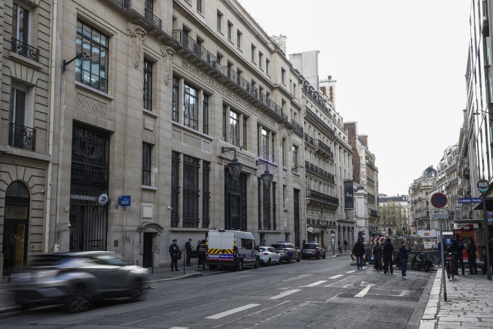 Les faits se sont déroulés vers 3h30, rue La Boétie, dans le centre-ouest de Paris, devant les locaux de la Bank Of America.