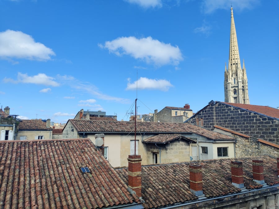 À Bordeaux, le prix médian des appartements anciens est en léger repli de -2,4 % à 4 110 €/m2.