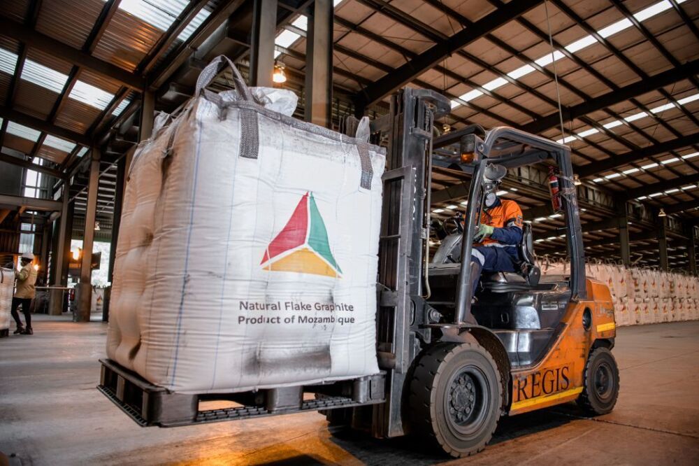 Chargement de graphite à la mine Balama, exploitée par Syrah Resources au Mozambique.