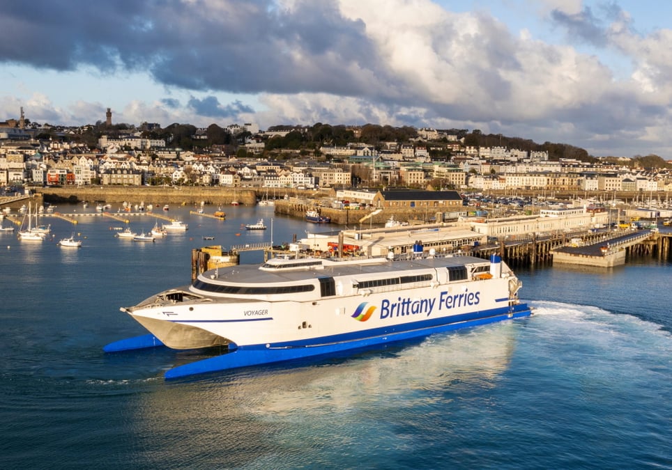 Au départ de Saint-Malo, le Voyager (Brittany Ferries) peut accueillir jusqu’à 850 passagers et 235 voitures.
