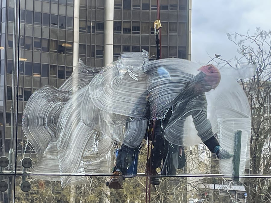 Des laveurs de vitres suspendus aux façades vitrées de la gare Montparnasse.