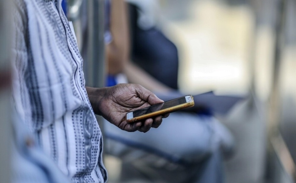L’objectif est d’atteindre un accès universel à internet avec des débits d’au moins 100 Mbps, jugés nécessaires pour soutenir une économie numérique inclusive.