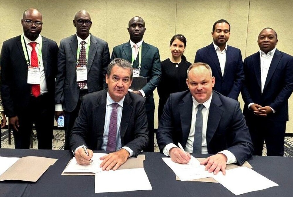 Patrice L’Huillier, PDG de NMC (à gauche), et Chris Eger, PDG de Resolute (à droite), lors de la signature du protocole d’accord entre les deux entreprises.
