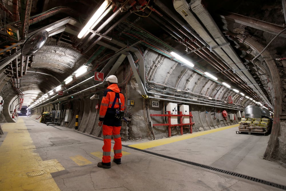 Un employé photographié dans le réseau de tunnels du projet Cigéo, un site de laboratoire nucléaire et de stockage souterrain exploité par l’Agence nationale française pour la gestion des déchets radioactifs (Andra) à Bure, en France, le 8 avril 2019.