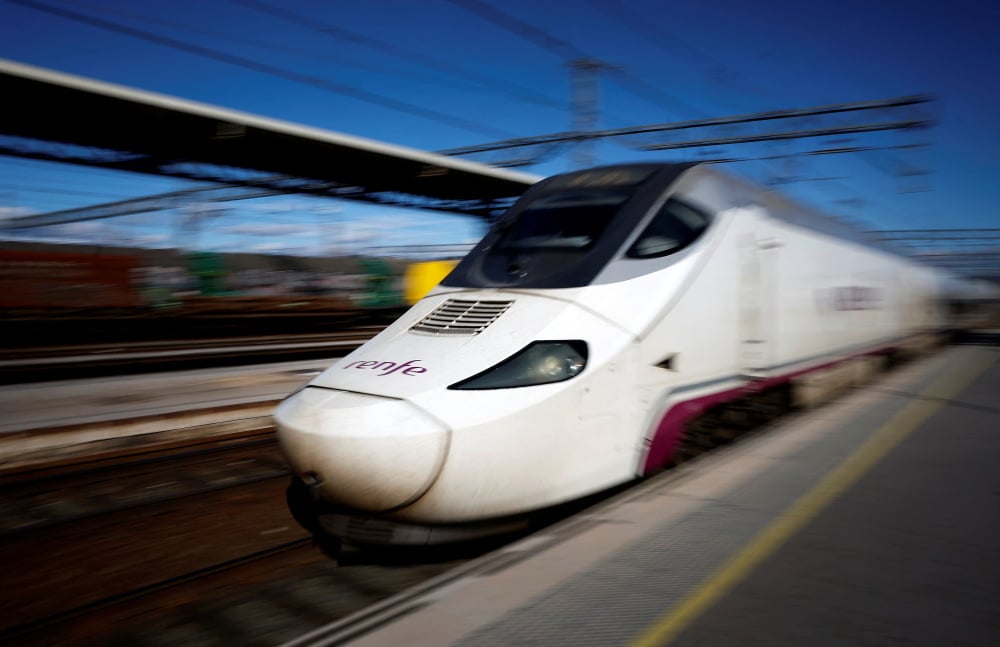 Un train Renfe Talgo Bombardier de la série 130 arrive à la gare de Miranda de Ebro, Espagne, le 8 février 2025.