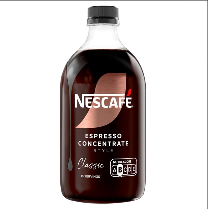 Nestlé lance un concentré de café liquide sous la marque Nescafé. L'objectif : capter l'essor du café glacé chez les moins de 35 ans et valoriser le prix de la tasse à domicile.