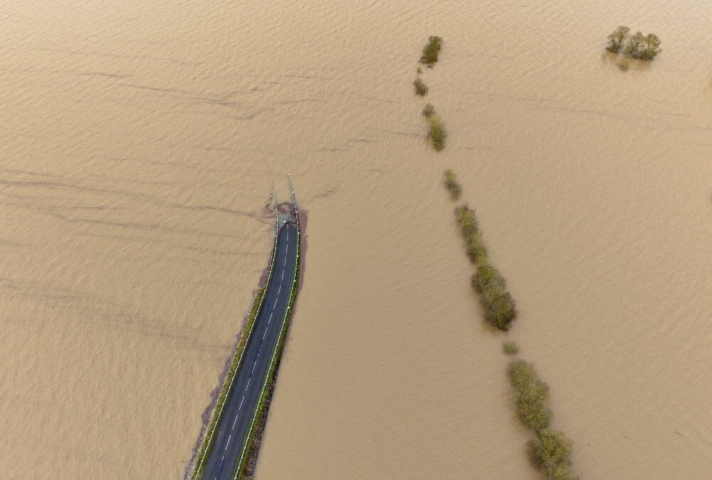 Des images aériennes d'une route submergée par la Sarthe à Briollay, près d'Angers, le 18 février 2026.