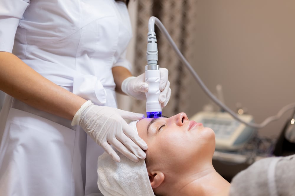 Principale vertu de l’IA en matière de cosmétique, la mise sur le marché plus sûre et plus rapide des produits.