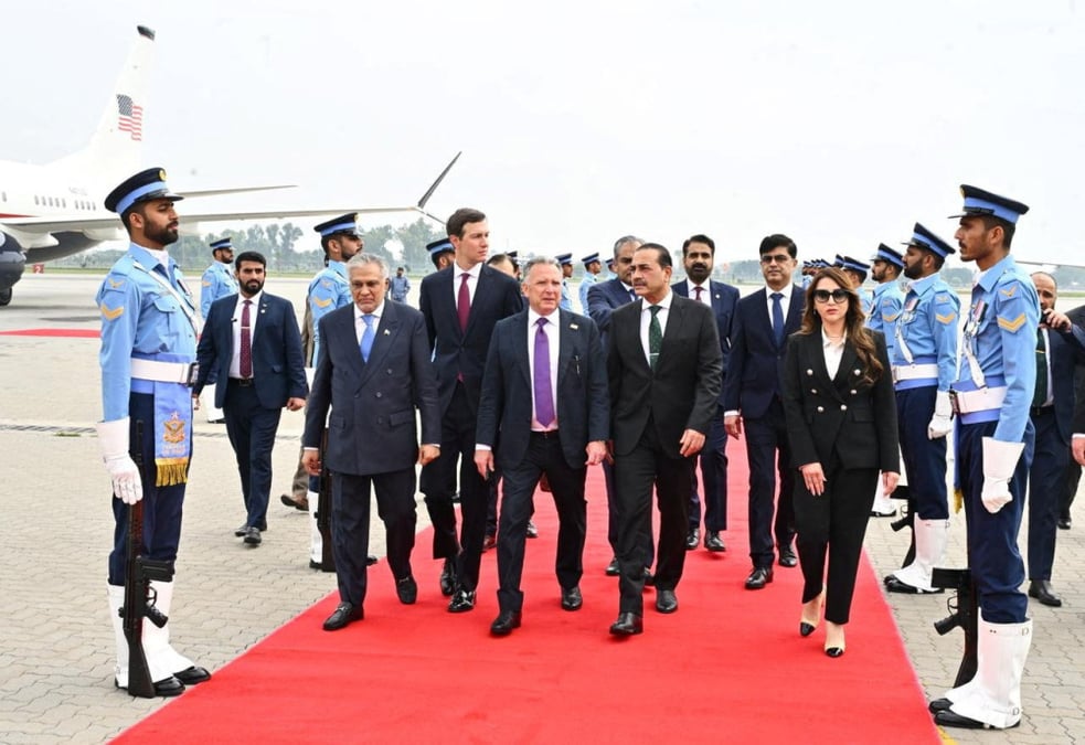 L'envoyé spécial américain Steve Witkoff et Jared Kushner marchent avec le chef d'état-major des forces de défense et de l'armée pakistanaises, Asim Munir, et le vice-Premier ministre et ministre des Affaires étrangères pakistanais, Mohammad Ishaq Dar,...