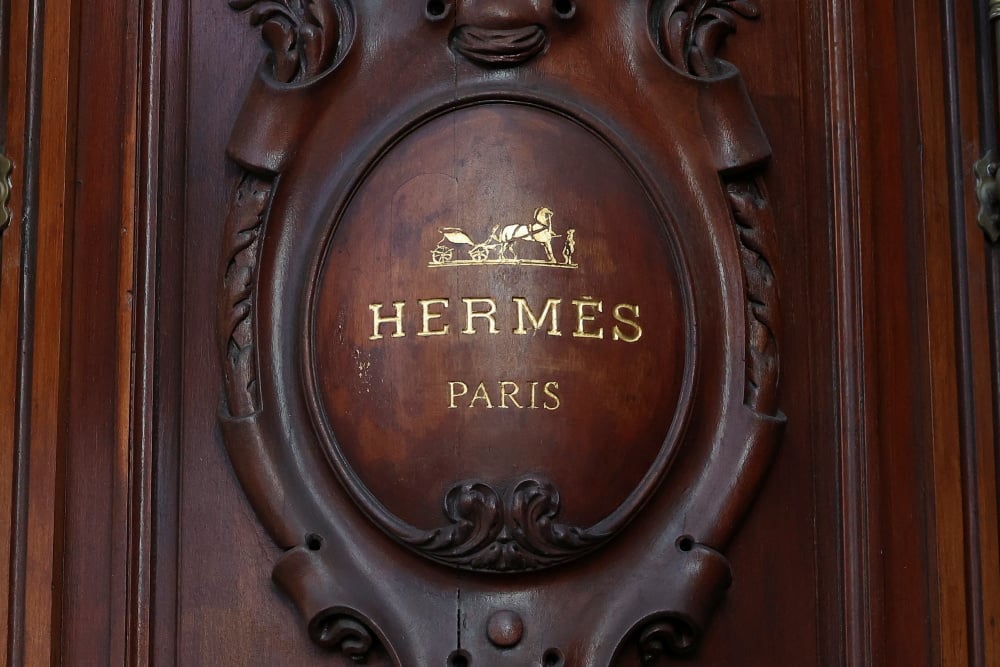 Le logo d'Hermès est visible sur la façade d'une boutique à Paris, le 14 février 2025.