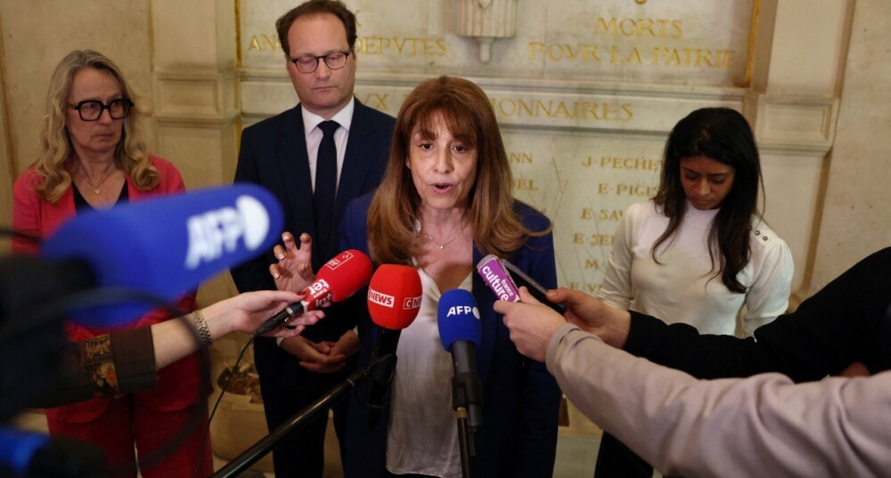 La députée Caroline Yadan s'adresse aux journalistes à l'Assemblée nationale avant un débat et un vote sur la proposition de loi visant à « lutter contre les nouvelles formes d'antisémitisme », dite « loi Yadan », le 16 avril 2026.