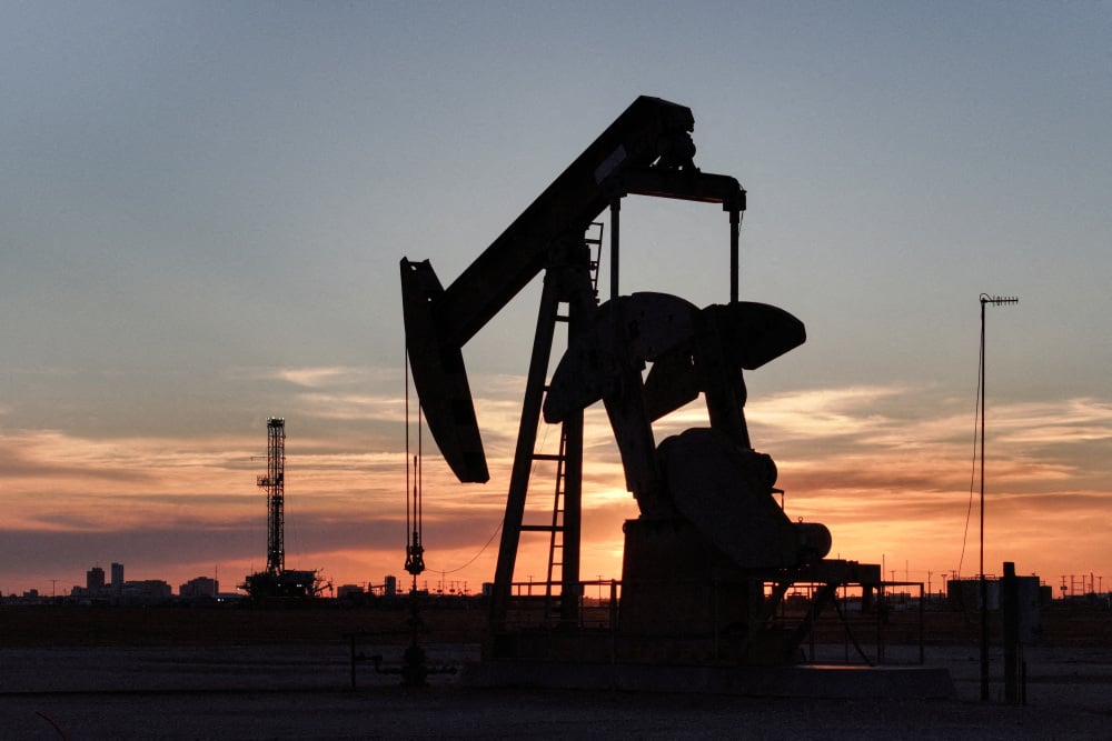 La flambée du Brent, liée aux tensions géopolitiques, a creusé l'écart avec le brut américain WTI.