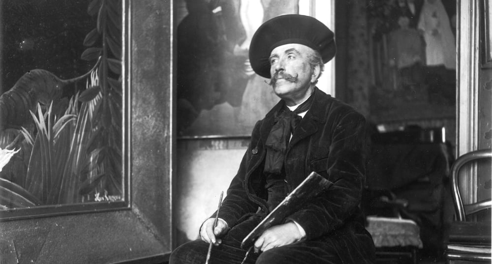 Henri Rousseau en 1907 dans son atelier situé rue Perrel, à Paris.