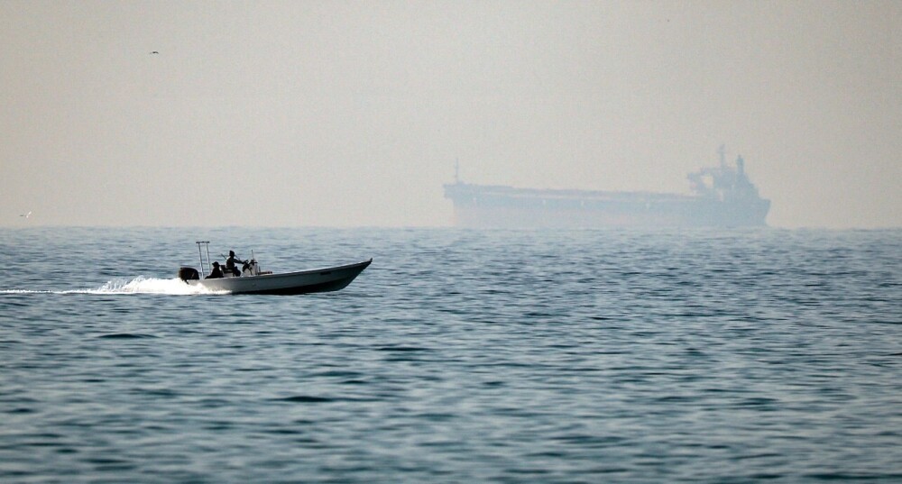 Le 25 février 2026, un bateau à moteur longe la côte d'Al Jeer, sur le détroit d'Ormuz.