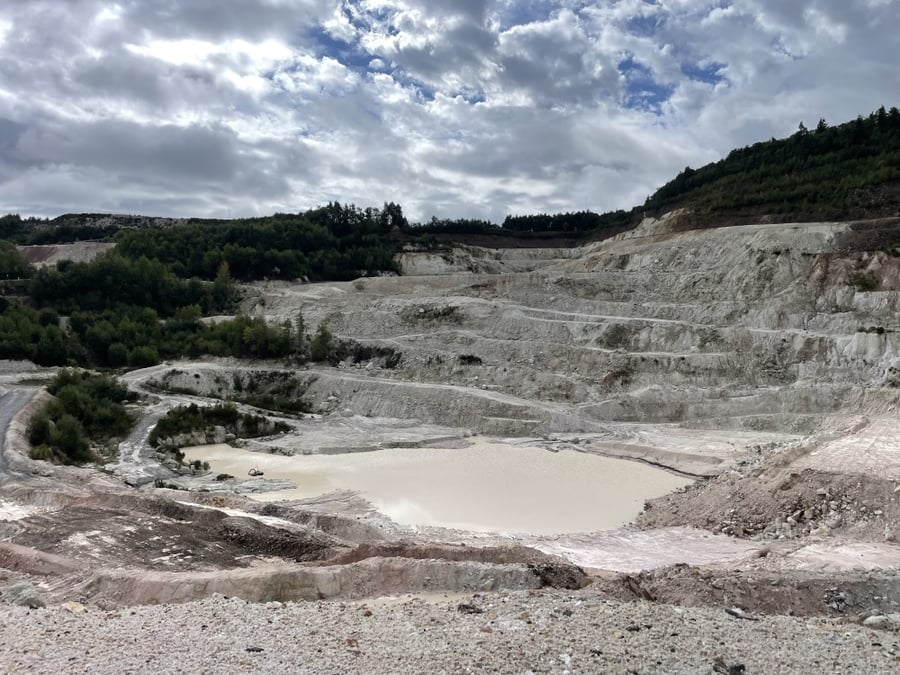 La mine d’Échassières dans l’Allier devrait permettre de produire 34 000 tonnes par an d’hydroxyde de lithium, afin d’équiper 700 000 voitures électriques.