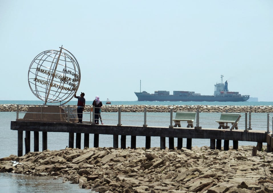 Un porte-conteneurs s'engage dans le détroit de Singapour en direction du détroit de Malacca