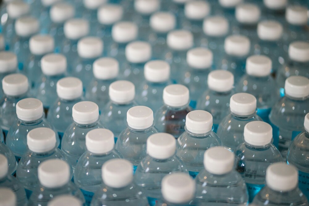 En Ardèche et dans la Loire, trois sources permettant de produire de l'eau minérale, dépassent les seuils de Pfas autorisés par l'Etat.