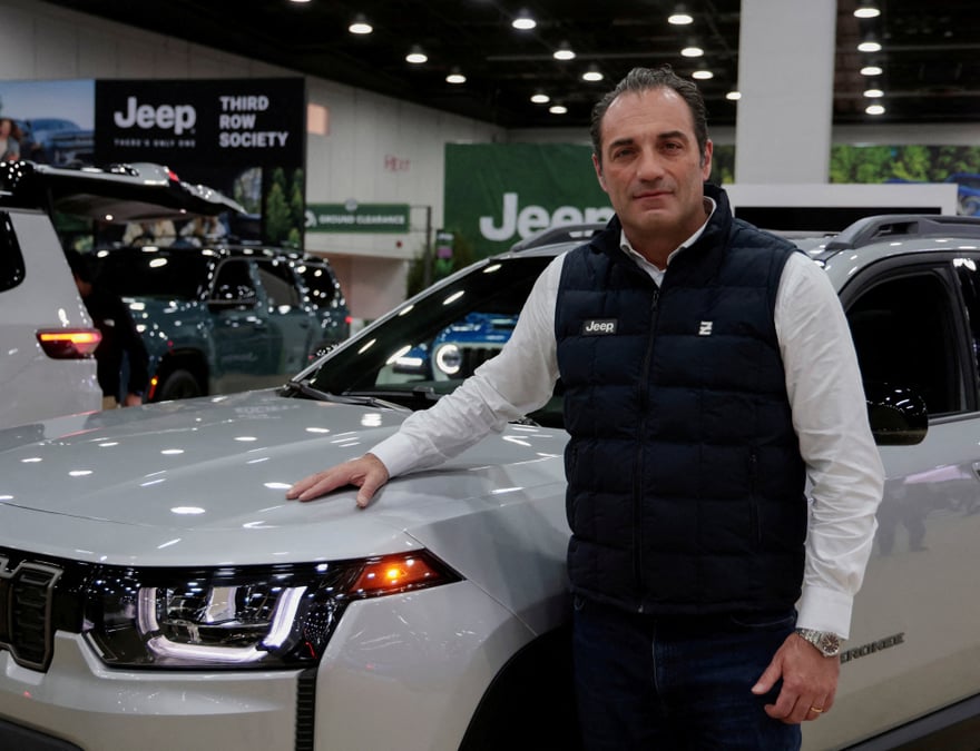 Le PDG de Stellantis, Antonio Filosa, pose à côté d'une Jeep Cherokee au Salon de l'auto de Detroit, le 14 janvier 2026.