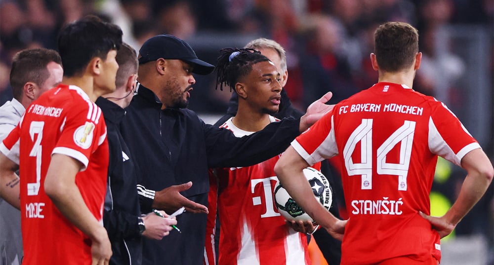 Soccer Football - DFB Cup - Semi Final - Bayer Leverkusen v Bayern Munich - BayArena, Leverkusen, Germany - April 22, 2026 Bayern Munich coach Vincent Kompany gives instructions to Bayern Munich's Michael Olise and Bayern Munich's Josip Stanisic/...