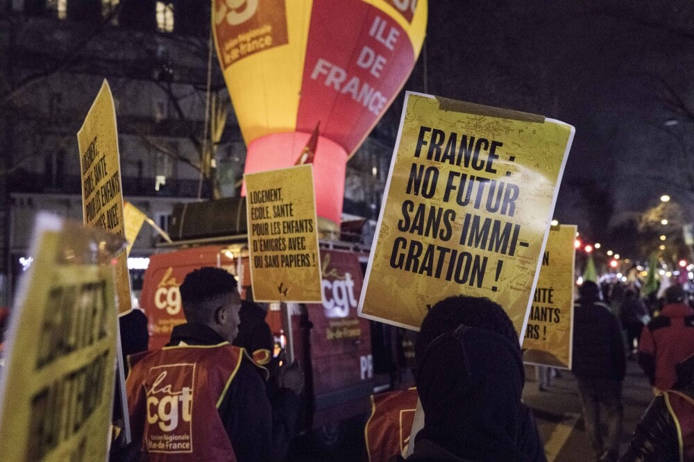 Des militants de la CGT brandissent des pancartes sur lesquelles on peut lire « Logement, éducation et soins de santé pour les enfants d’immigrés, avec ou sans papiers ! » et « France : pas d’avenir sans immigration ! ». À l’occasion de la Journée...