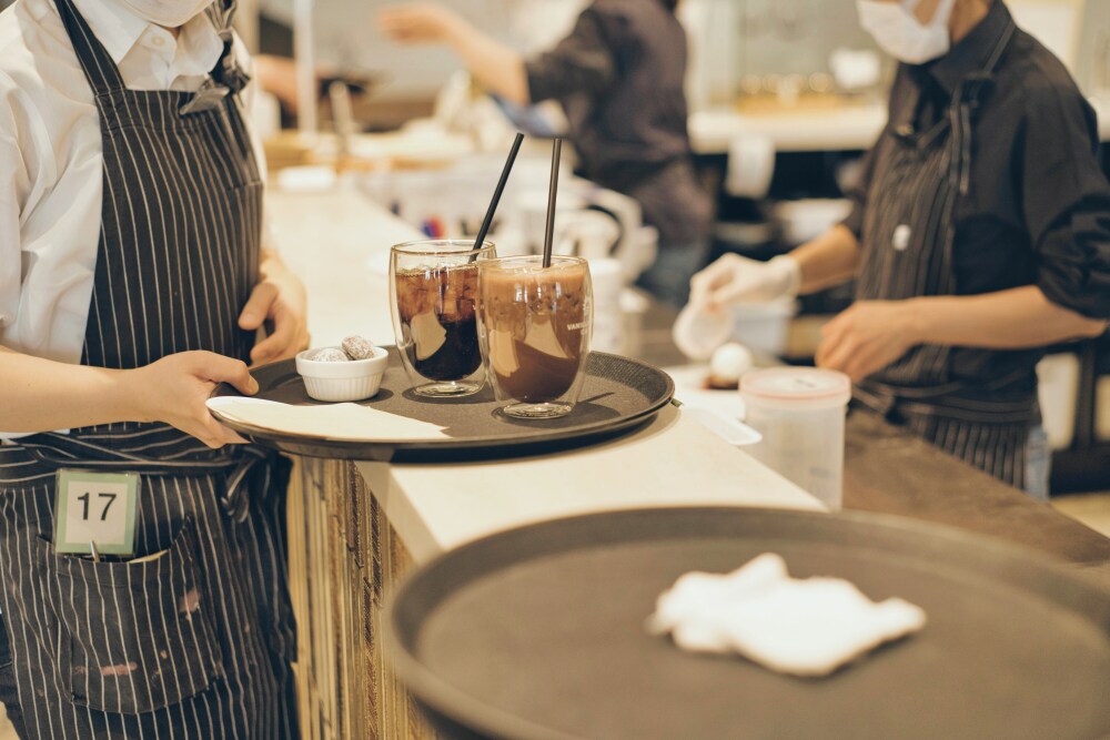 Plus de 11 000 postes saisonniers de serveurs sont à pourvoir dans les cafés et restaurants.