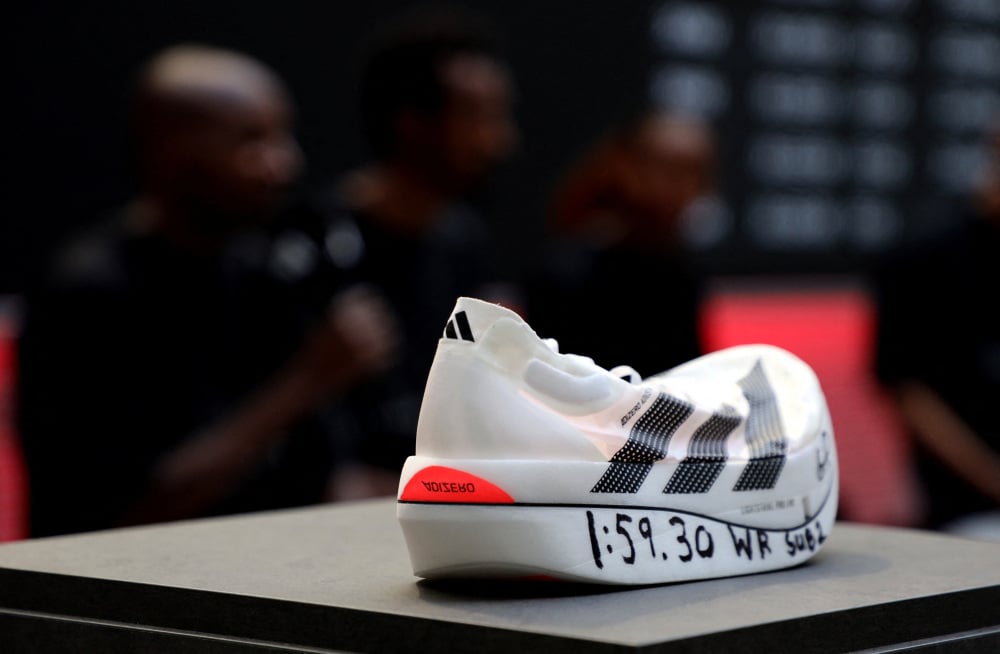 Le Kényan Sabastian Sawe a remporté dimanche le marathon de Londres en une heure, 59 minutes et 30 secondes avec le modèle ultra-léger Adizero Adios Pro Evo 3.
