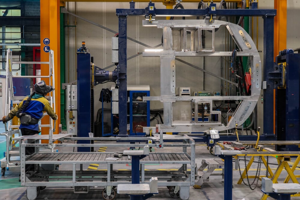 Dans son usine à proximité de La Rochelle, Alstom fabrique et assemble les rames de train à grande vitesse.