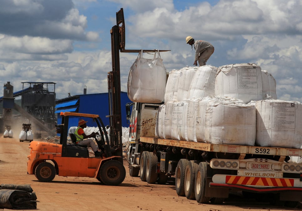 Des ouvriers chargent du concentré de lithium à la mine Prospect Lithium Zimbabwe à Goromonzi, Zimbabwe, le 9 janvier 2024.