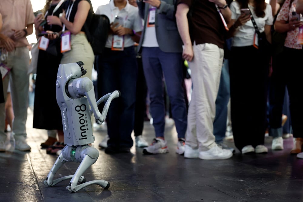 Un robot conçu par Innov8 Power et Unitree Robotics lors du salon VivaTech, consacré à l'innovation et aux start-up, au parc des expositions de la Porte de Versailles à Paris.