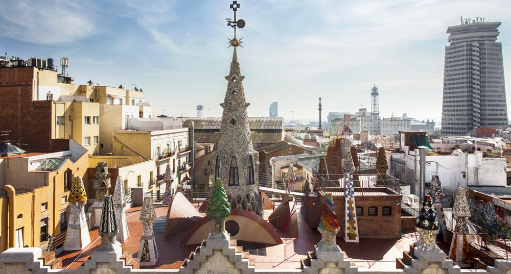 Trois sites portent le nom de son mécène, l’industriel Eusebi Güell : le palais Güell, le parc Güell et la crypte de la Colonia Güell.