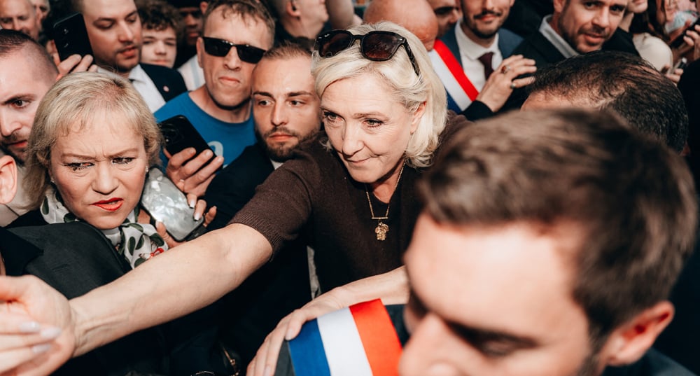 La présidente du Rassemblement national, Marine Le Pen rencontre des militants aux côtés de Julien Odoul, député de l'Yonne à la foire de Sens le 2 mai 2026.