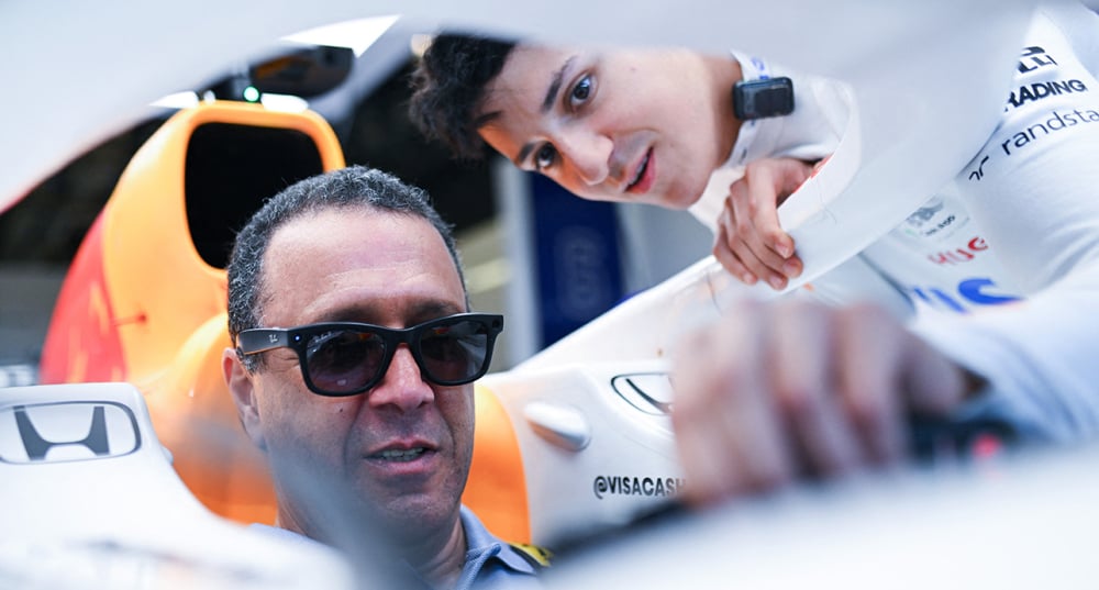 Isack Hadjar et son père Yassine Hadjar, au Grand Prix d'Abu Dhabi, le 4 décembre 2025.